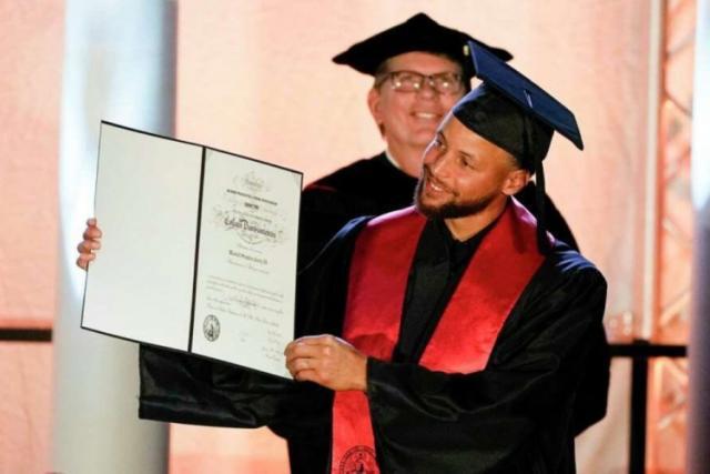 开云体育网址-戴维森退役库里大学球衣 库里：是不可思议的一天