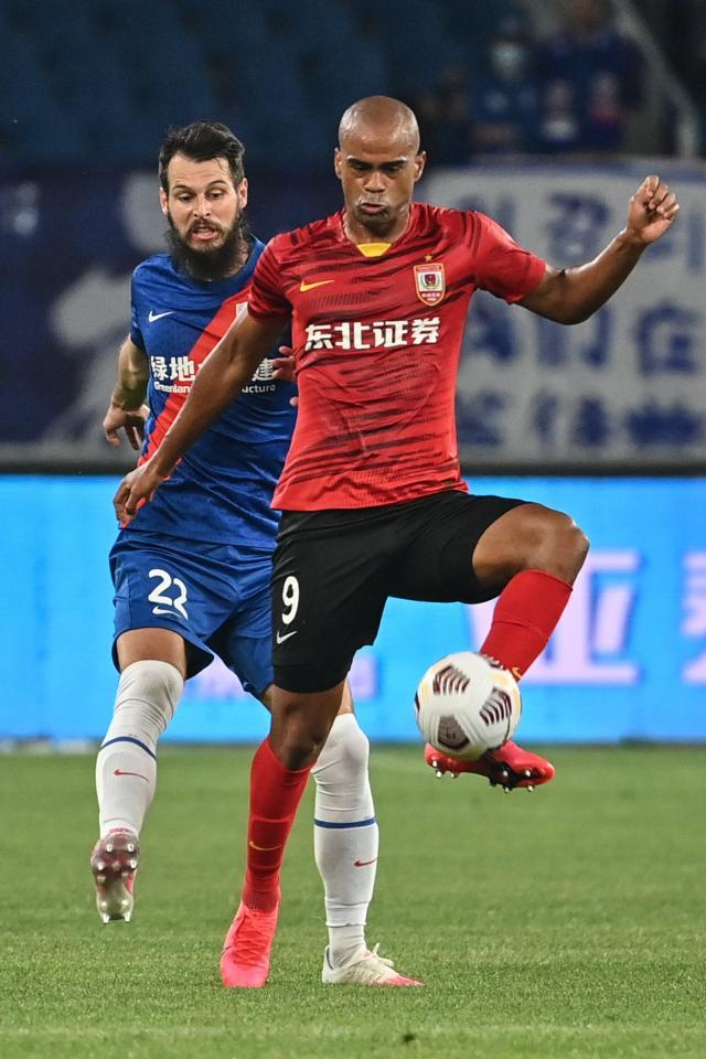 开云入口-亚泰大杀器横扫上海滩 连续4场破门冲击金靴